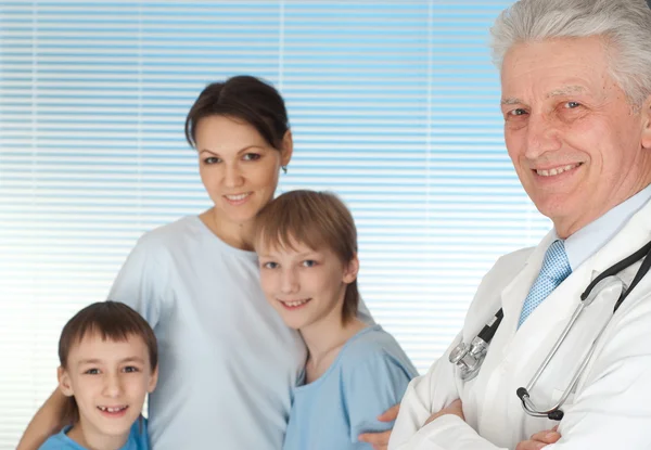 Gelukkig gezin met kinderen — Stockfoto