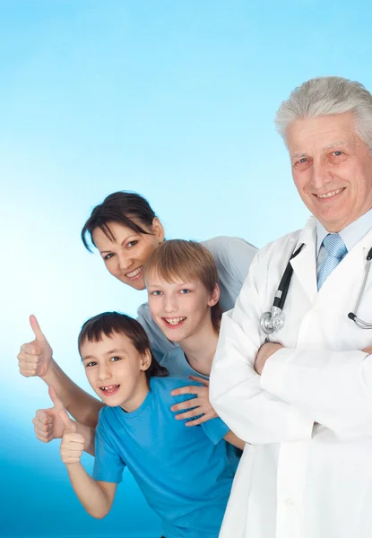 Schattig gezin met kinderen — Stockfoto