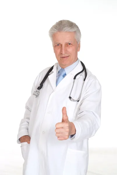 Médico idoso bonito com um casaco branco — Fotografia de Stock