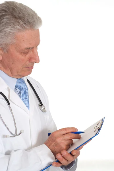 Beyaz önlük ilginç yaşlı doktor — Stok fotoğraf