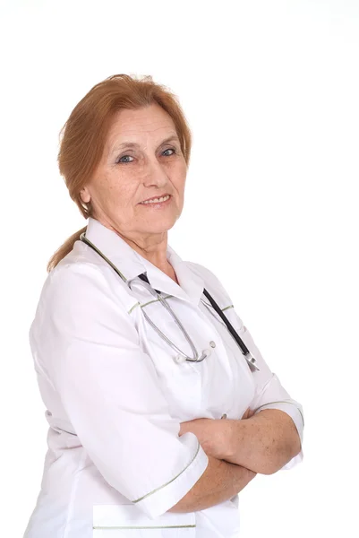 Süße ältere Ärztin im weißen Kittel — Stockfoto