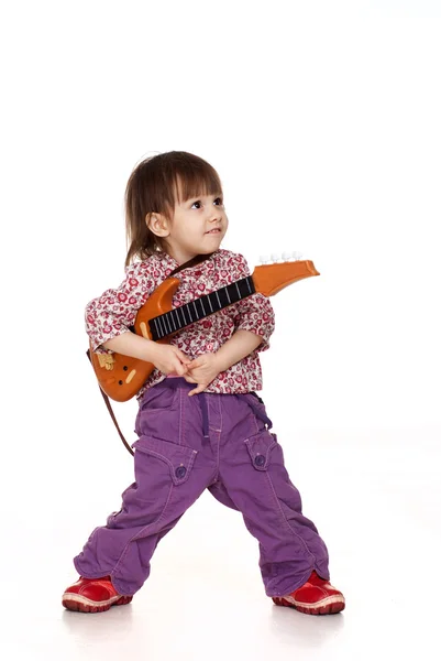 Hermosa niña juega con una guitarra —  Fotos de Stock