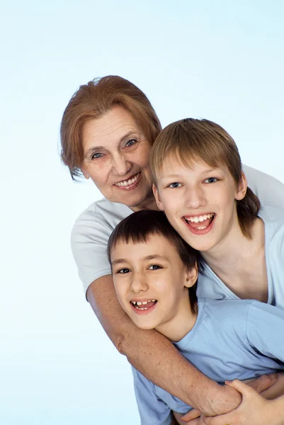 Kaukasische mooie grootmoeder met kleinkinderen — Stockfoto