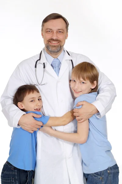 Bom médico masculino em seu escritório — Fotografia de Stock