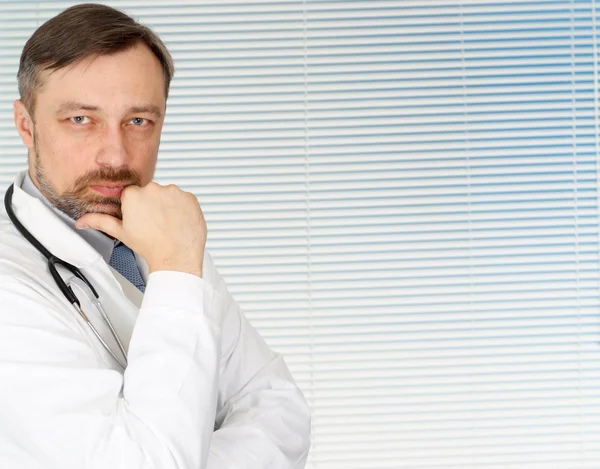 Захоплюючий лікар чоловічої статі в своєму офісі — стокове фото