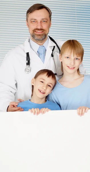 Suoerb médico masculino en su consultorio — Foto de Stock