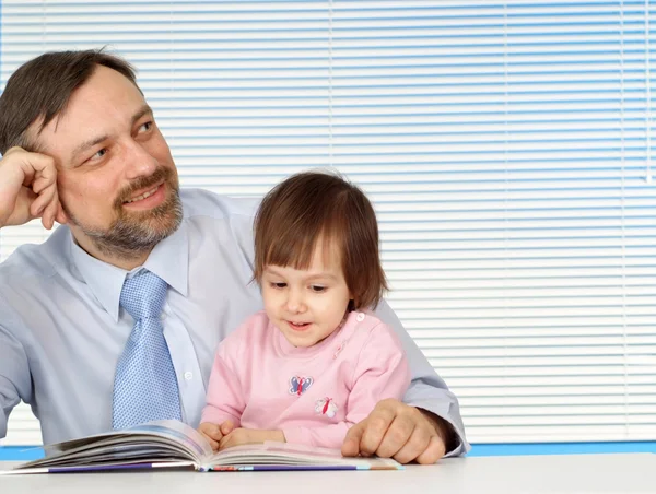 Nette Familie zu Hause — Stockfoto