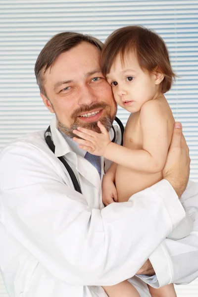 Lächelnder Doktor in seinem Büro — Stockfoto