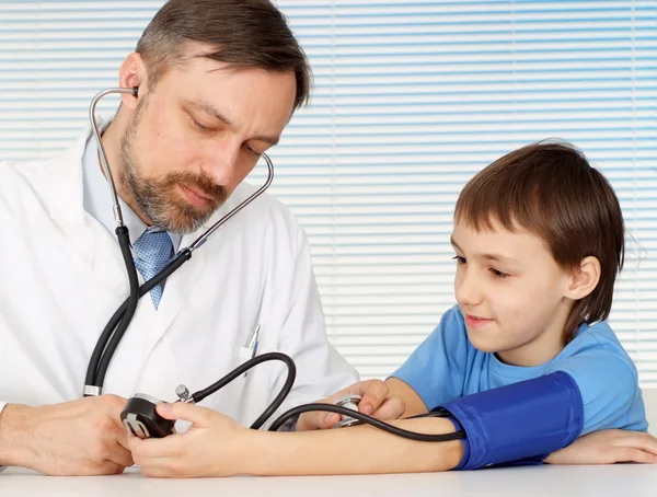 Smart doc in seinem Büro — Stockfoto