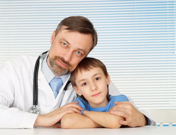 Doctor tierno en su oficina — Foto de Stock