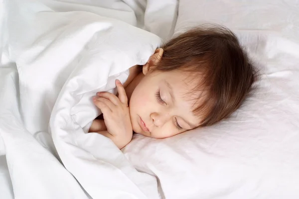 Překrásný dívka leží na posteli doma — Stock fotografie