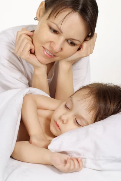 Entzückendes kleines Mädchen schläft zu Hause — Stockfoto