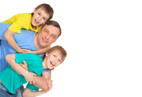 Хорошая семья в ярких футболках — стоковое фото