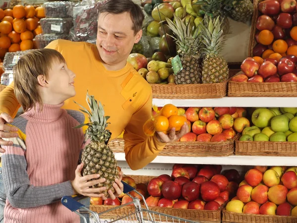 Fun boy with dad in the store — Stock Photo, Image