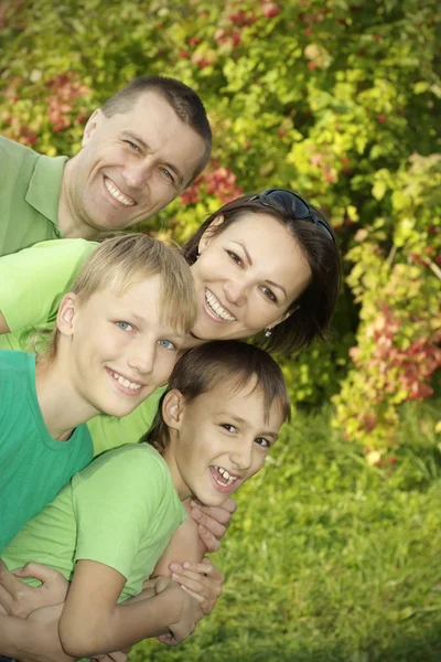 Gelukkige familie in de groene shirts — Stockfoto