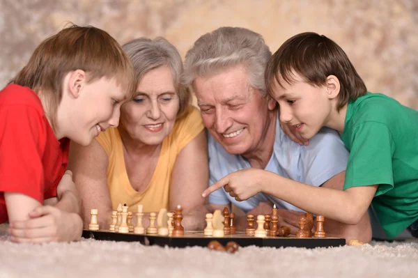 Fiatal fiúk és a nagyszülők — Stock Fotó