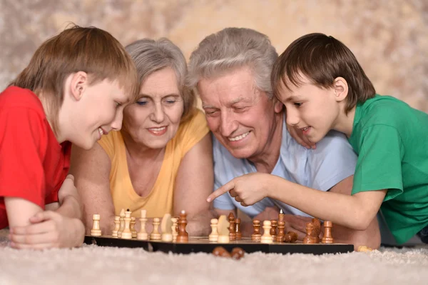 Jeunes hommes et grands-parents — Photo