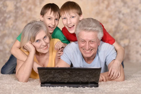 Casal maduro e seus netos — Fotografia de Stock