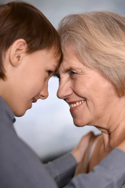Gelukkige jongen en zijn grootmoeder — Stockfoto