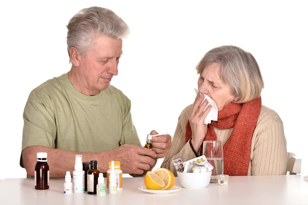 Älterer Mann pflegt kranke Frau — Stockfoto