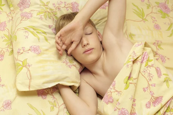 Boy sleeping in bed — Stock Photo, Image