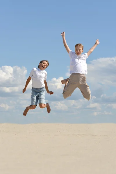 Zwei fröhliche Jungen — Stockfoto