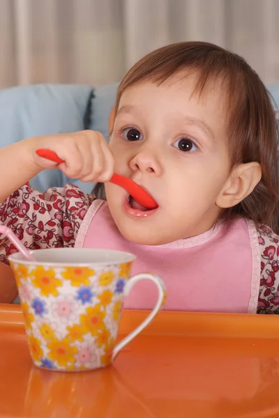 Söt liten flicka äter — Stockfoto