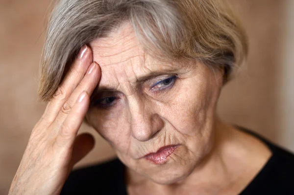 Portret van een triest oudere vrouw — Stockfoto