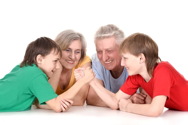 Deux garçons et leurs grands-parents mentant — Photo