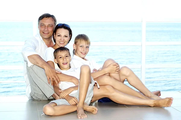 Agradable familia descansando — Foto de Stock