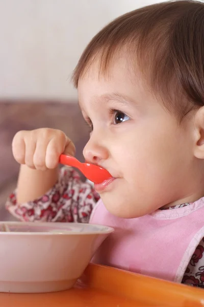 Маленька дитина їсть — стокове фото