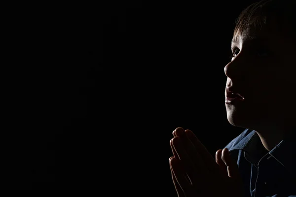 Young boy prays — Stock Photo, Image