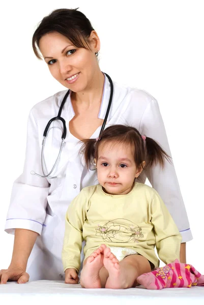 Liten flicka och pediatrist — Stockfoto