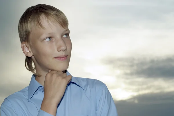 Partrait eines Jungen auf Himmelshintergrund — Stockfoto