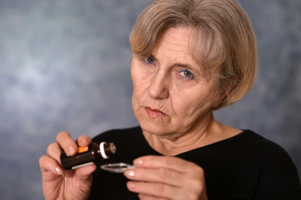 Mulher tratada com medicamentos — Fotografia de Stock