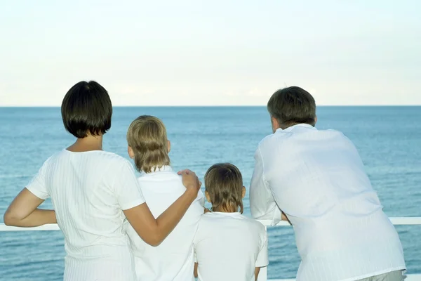 Familia divertida de cuatro — Foto de Stock