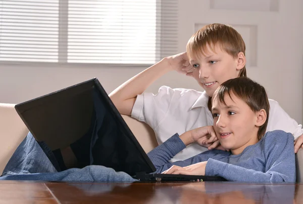 Twee jongens met een laptop — Stockfoto