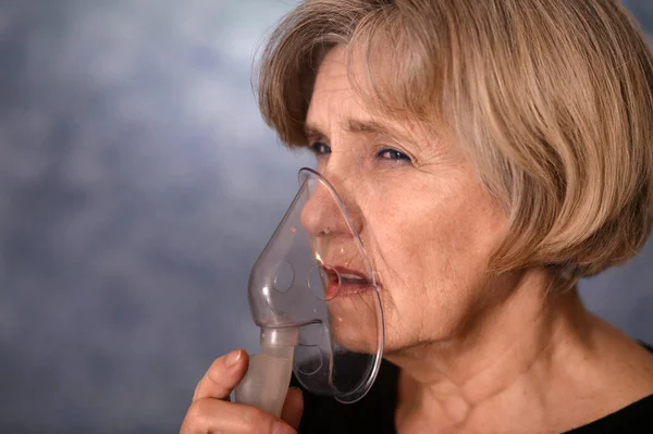 Mujer mayor haciendo inhalación —  Fotos de Stock