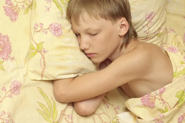 Niño durmiendo en la cama —  Fotos de Stock