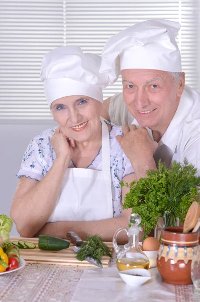 Paar bereitet Salat zu — Stockfoto