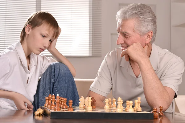 Garçon et grand-père jouant aux échecs — Photo