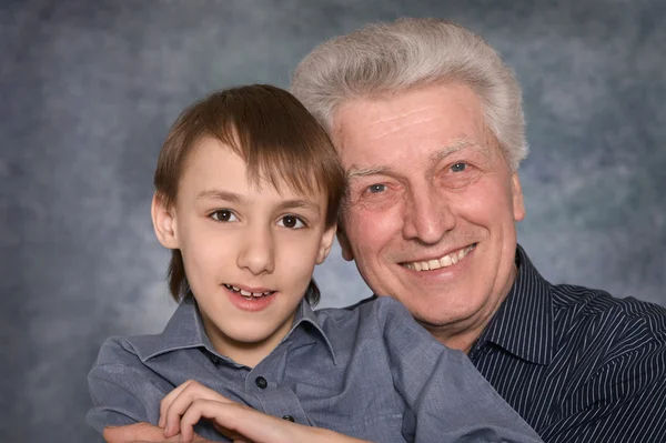 男孩和他快乐的祖父 — 图库照片