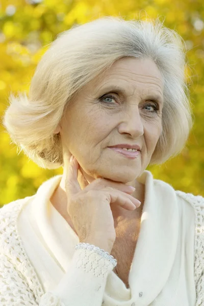 Retrato de uma mulher idosa — Fotografia de Stock