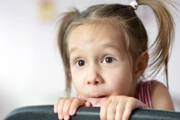 Porträt eines emotionalen Mädchens — Stockfoto