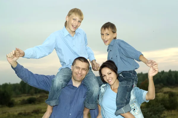 Leuke familie poseren buitenshuis — Stockfoto