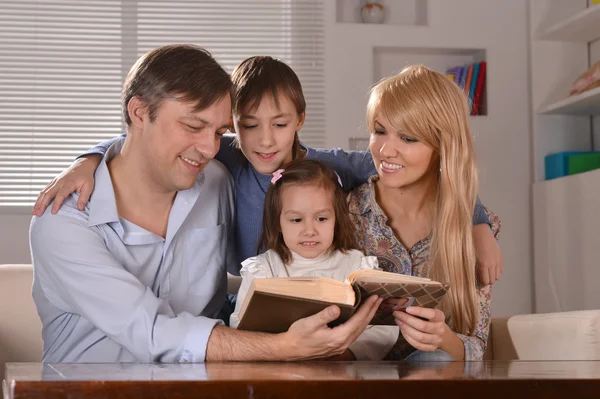 Famiglia con bambini allegri — Foto Stock