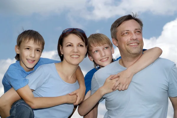 Gelukkige familie van vier — Stockfoto