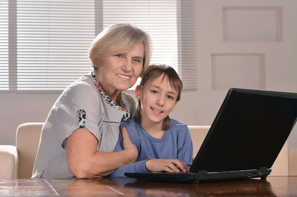 Niño y abuela con portátil —  Fotos de Stock