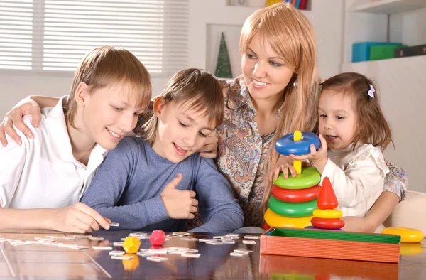 Gezin met vrolijke kinderen — Stockfoto