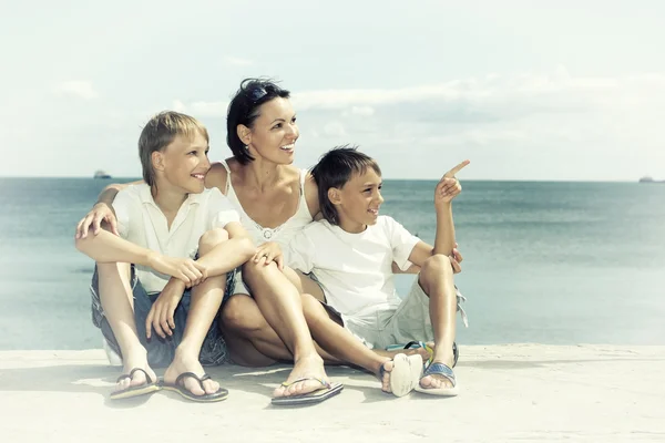 Mamá e hijos — Foto de Stock